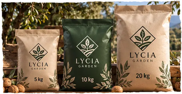 Lycia Garden logolu 5, 10 ve 20 kilogramlık ceviz çuvalları ve önlerinde kabuklu cevizler
